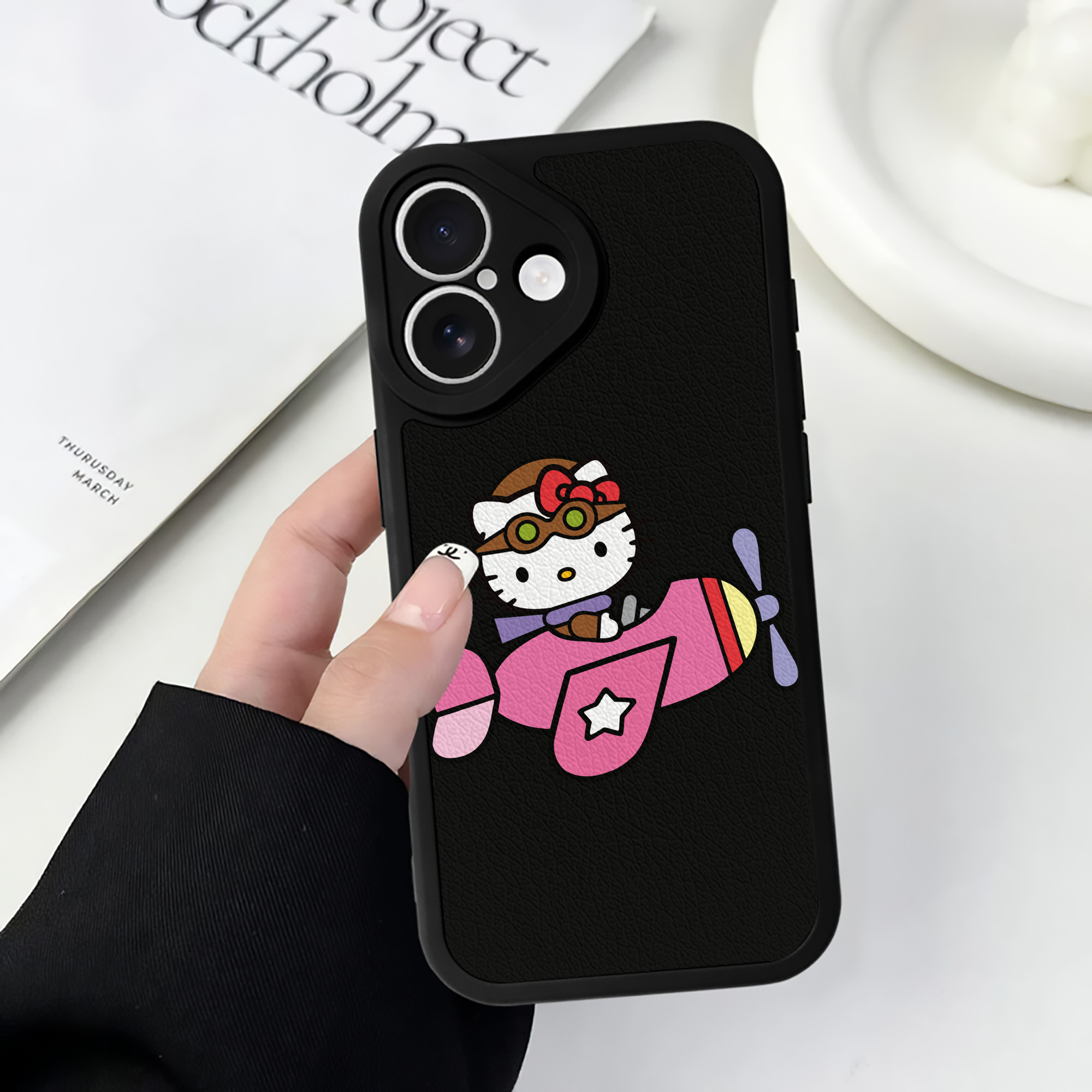 （画像用） Hello Kitty ハローキティ 【iPhone 16シリーズ対応】シリコンスマホケース（レザー調） 材質：シリコン